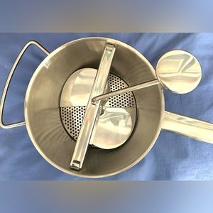 APPLE/TOMATO PRESS/STAINLESS STEEL/USED ONCE/LIKE NEW!